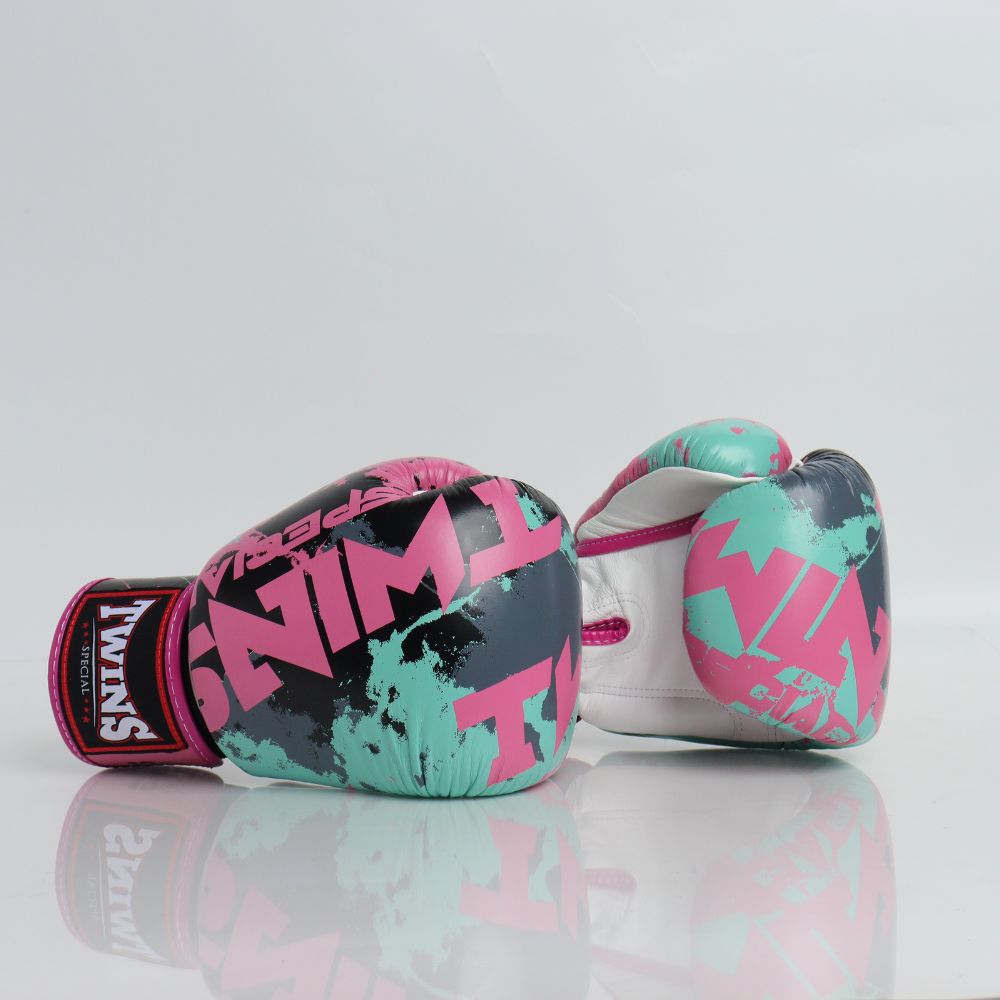 Twins Special [FBGVL3-61] ''Candy'' Boxing Gloves